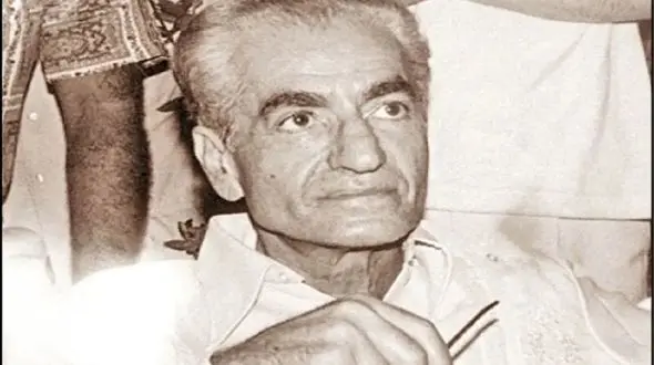 عکس سفر در زمان / سفر شاه پهلوی بدون فرح دیبا به جزیره کیش / با لباس گل و منقولی در ساحل خلیج فارس ...