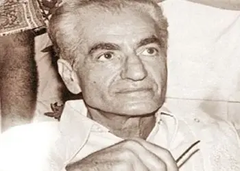 عکس سفر در زمان / سفر شاه پهلوی بدون فرح دیبا به جزیره کیش / با لباس گل و منقولی در ساحل خلیج فارس ...