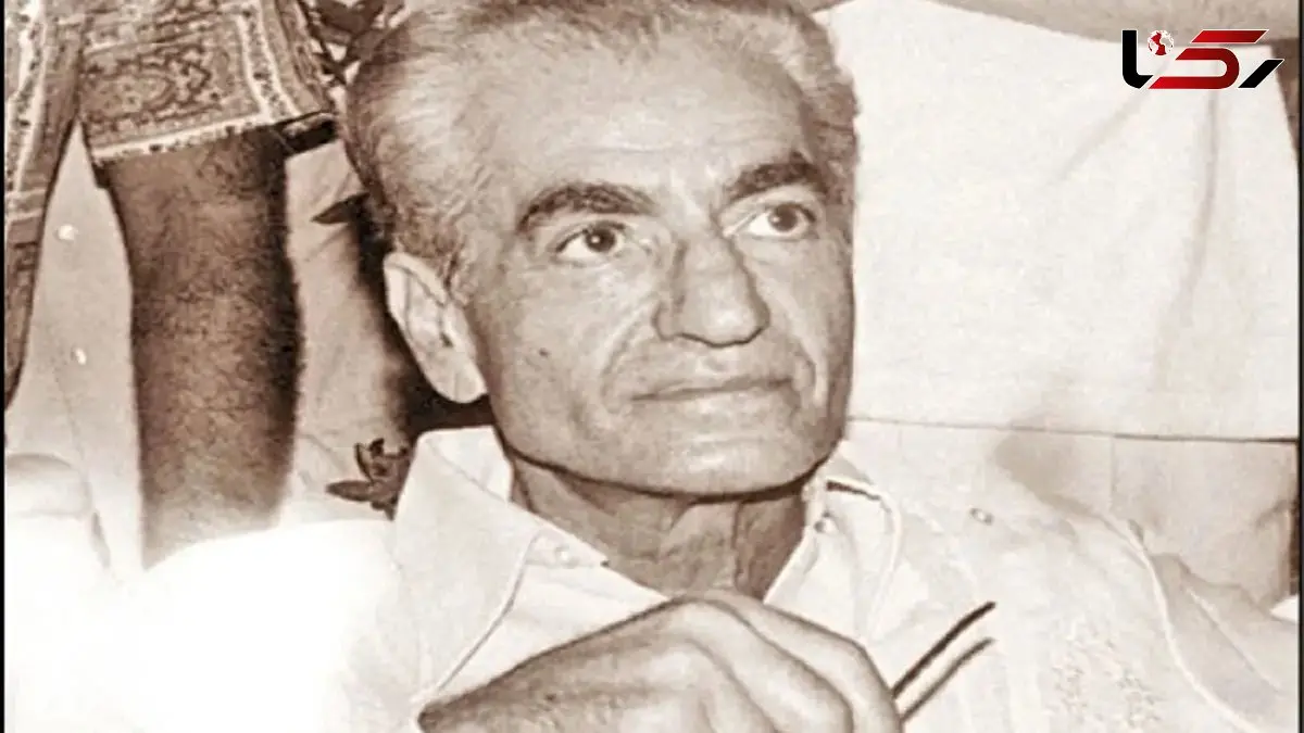 عکس سفر در زمان / سفر شاه پهلوی بدون فرح دیبا به جزیره کیش / با لباس گل و منقولی در ساحل خلیج فارس ...