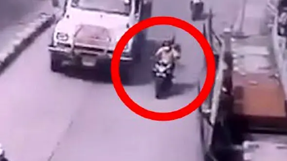 اشتباه مرگباری که جان موتورسوار را گرفت! + فیلم