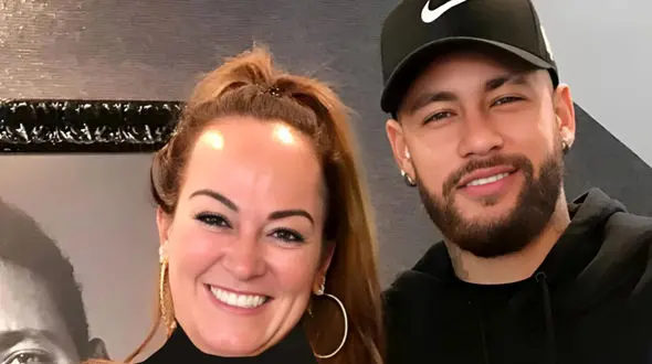 شترسواری مادر نیمار در عربستان با عبا و نقاب