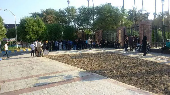 تجمع اعتراضی سپرده گذاران موسسه آرمان در مقابل ساختمان استانداری خوزستان