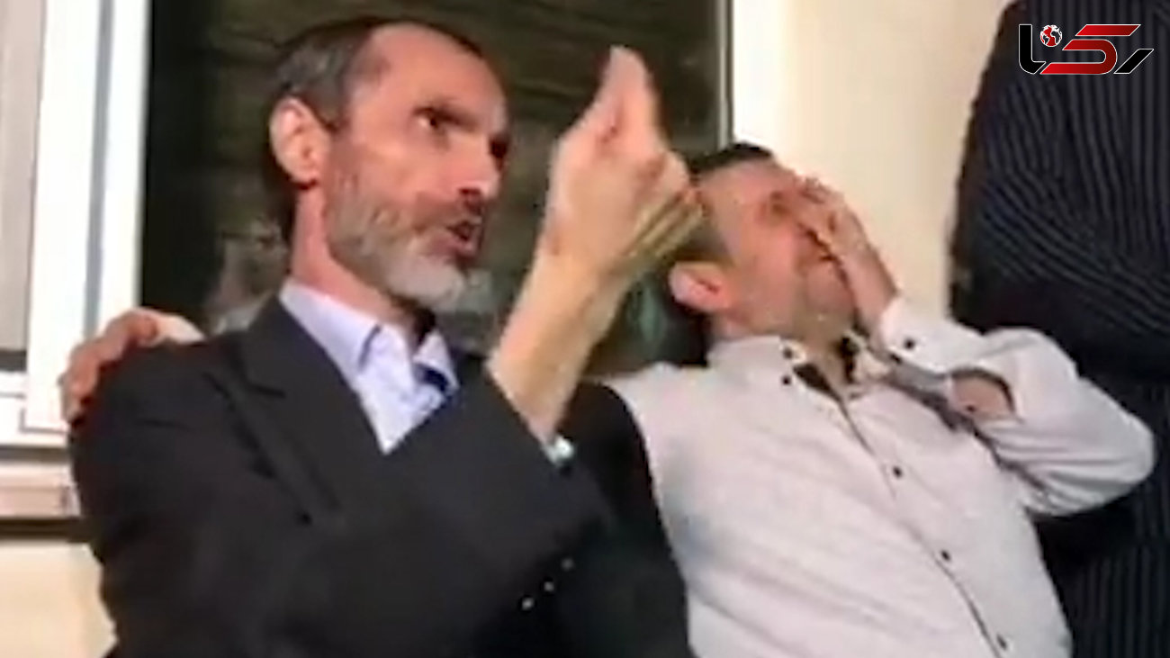 حرکات عجیب  و شگفت آور احمدی‌نژاد هنگام تعریف خاطرات حمید بقایی از بازداشت کوتاه مدت + فیلم