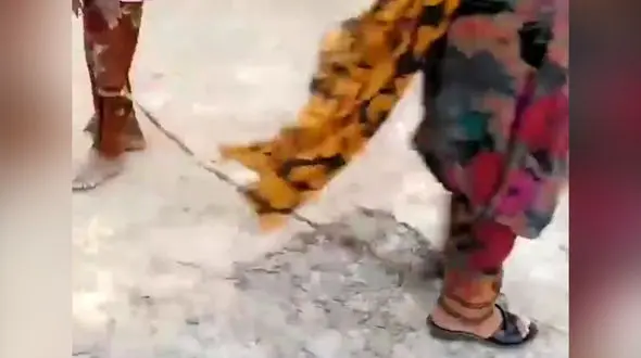 "فهیمه 14 ساله" به زمین خانه زنجیر شده بود، چون شناسنامه نداشت/ ادامه درد بی شناسنامه ها در شهرهای مرزی کشور + فیلم