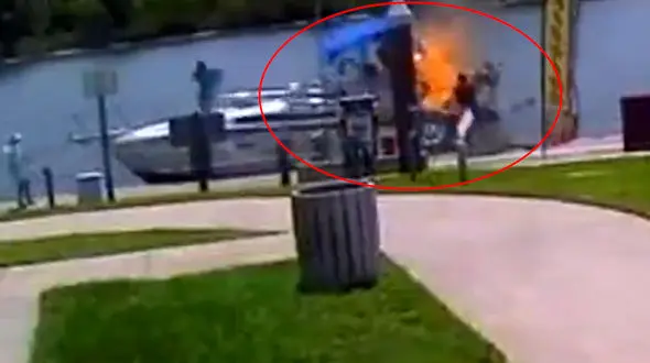 فیلم لحظه انفجار هولناک قایق بزرگ در اسکله / همه شوکه شدند