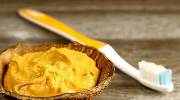 سفید کردن دندان ها با ماده ای ارزان قیمت