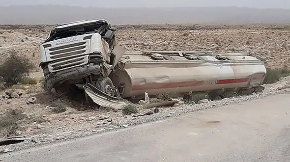 ببینید / راننده تریلی لجباز به سواری ها راه نداد تریلی را چپ کرد! + فیلم