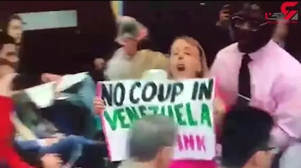 اقدام شجاعانه 2 زن هنگام سخنرانی نماینده رئیس جمهور خودخوانده ونزوئلا در آمریکا + فیلم