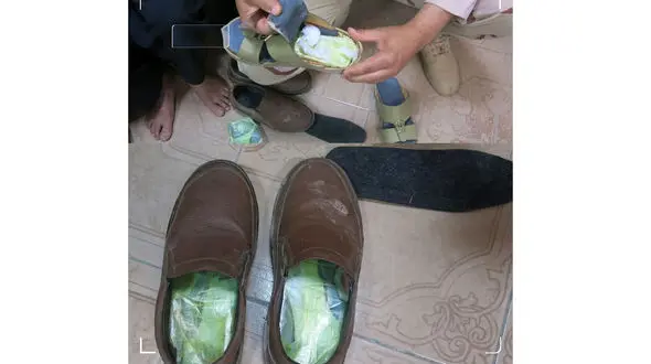 جاسازی مواد ممنوعه در کفش / عکس را ببینید شوکه می شوید