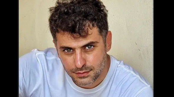  استایل عجیب این روزها از علی ضیا در ملاعام / این حرکت از علی ضیا بعید بود! 