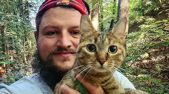 گربه‌ای که دست جهانگردان دنیا را از پشت بسته است!