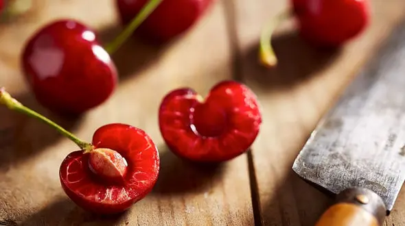 چگونه هسته آلبالو را جدا کنیم؟