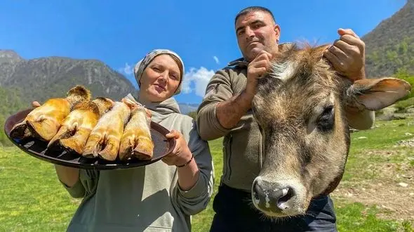 فیلم غذای روستایی در آذربایجان/ طبخ تماشایی و متفاوت کله پاچه گاو 