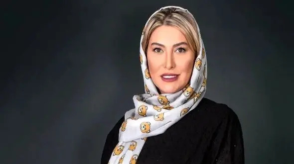 فریبا نادری با ژست و استایل خاص و تا حدی عجیب در فرانسه / خانم بازیگر مثل دخترای 18 ساله میمونه!