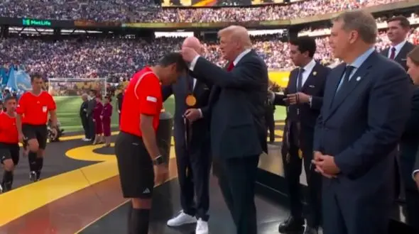 علیرضا فغانی جایزه داوری فینال جام جهانی باشگاه‌ها را از دونالد ترامپ دریافت کرد