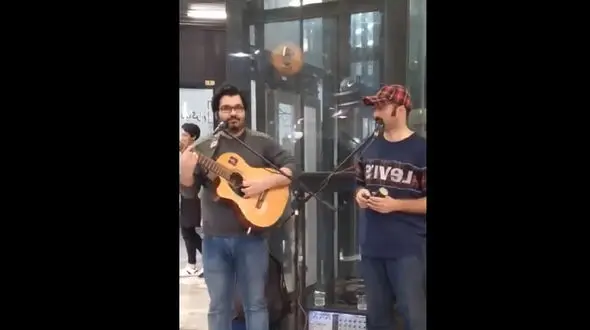آواز خیابانی؛ ببینید این دو پسر چطور پر احساس آهنگ مرداب رو میخونن ملت احساسی شدن