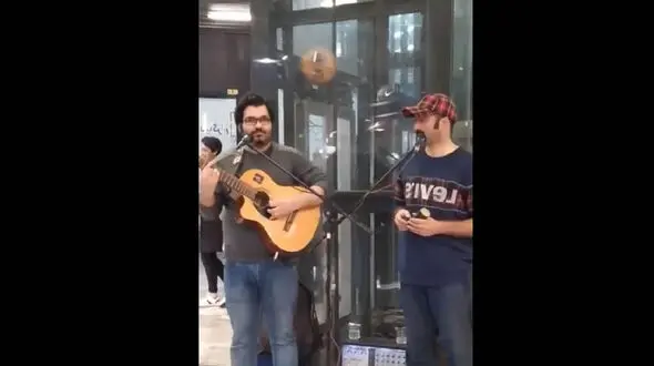 آواز خیابانی؛ ببینید این دو پسر چطور پر احساس آهنگ مرداب رو میخونن ملت احساسی شدن