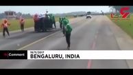 این کار عجیب فقط از هندی ها بر می آید / رکورد شکنی 58 سرباز با یک موتورسیکلت!+فیلم