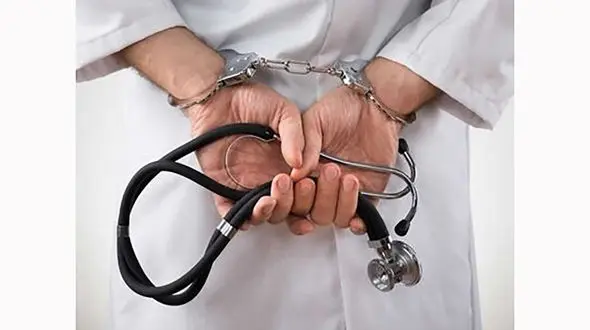 پروفسوری که با زندگی بیماران بیچاره بازی می کرد / در بابل به دام افتاد