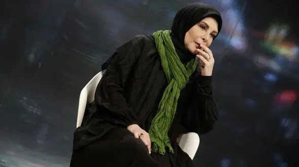 پوشش متفاوت افسانه بایگان بر سر مزار استاد شجریان + عکس