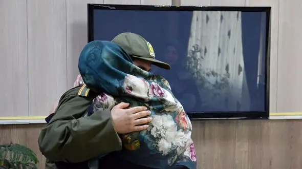 سرباز جوان گلستانی پس از 20 سال مادرش را پیدا کرد +عکس لحظه وصال مادر و فرزند