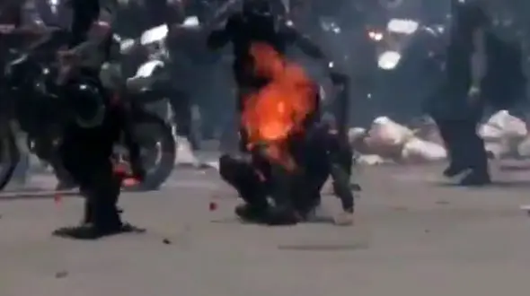 آتش گرفتن مأمور پلیس در جریان درگیری + فیلم