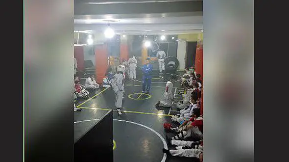 پلمب باشگاه مختلط ورزشی در کرج / دختر و پسر با هم تمرین می کردند + عکس