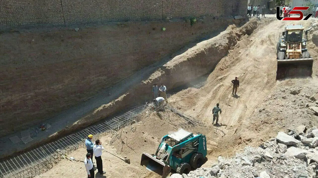 خارج کردن جسد 3 نفر در پی ریزش آوار در گرمدره + عکس