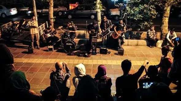 زن مسن:هر شب به این نقطه شهر می آیم تا موسیقی گوش کنم/ موسیقی خیابانی شکاف‌های اجتماعی و طبقاتی را کمرنگ می کند