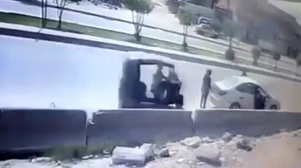 زن جوان می خواست صندوق عقب را باز کند که این حادثه وحشتناک رخ داد + فیلم