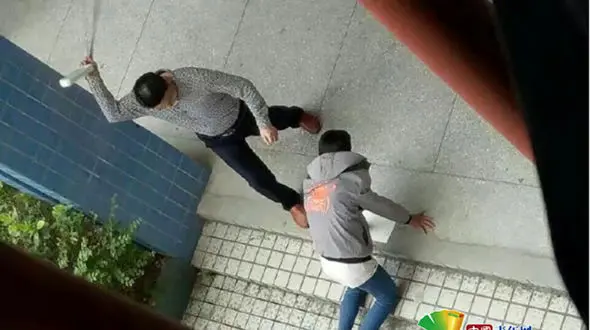 تنبیه دانش آموزان با شلاق برای معلم گران تمام شد + تصاویر 