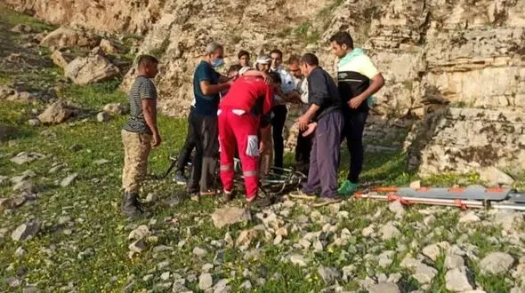 سقوط پیرمرد ۸۰ ساله خرم آبادی از کوه / او زنده است + عکس