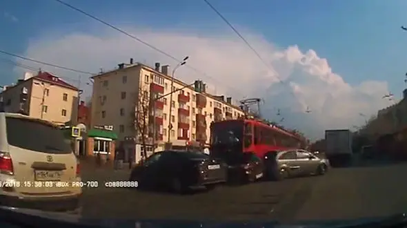 تراموای بی ترمز خودروهای سواری را با خود برد+ فیلم