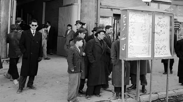 عکسی جالب از تیپ و لباس مردم در دهه چهل/ تیمچه طلافروشان بازار تهران 