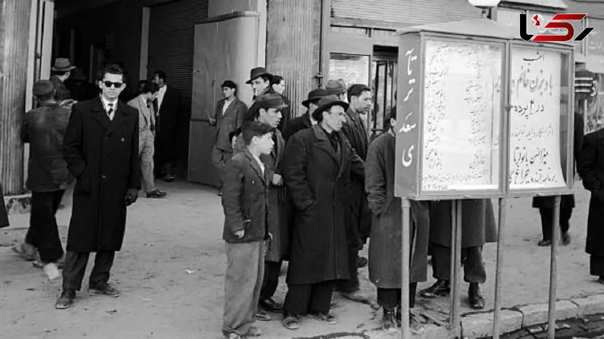 عکسی جالب از تیپ و لباس مردم در دهه چهل/ تیمچه طلافروشان بازار تهران 