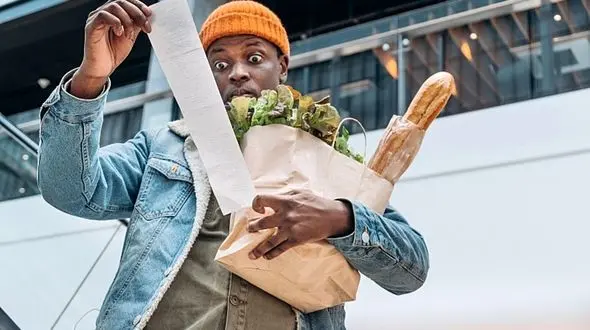 تورم به سود چه کسانی است؟ / حقوق بگیران و مستمری بگیران متضررهای اصلی