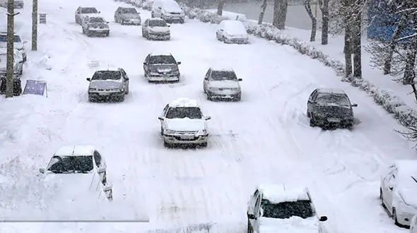 فیلم سرسره بازی و تصادف خودروها لوکس در خیابان‌ یخ زده زیبا 