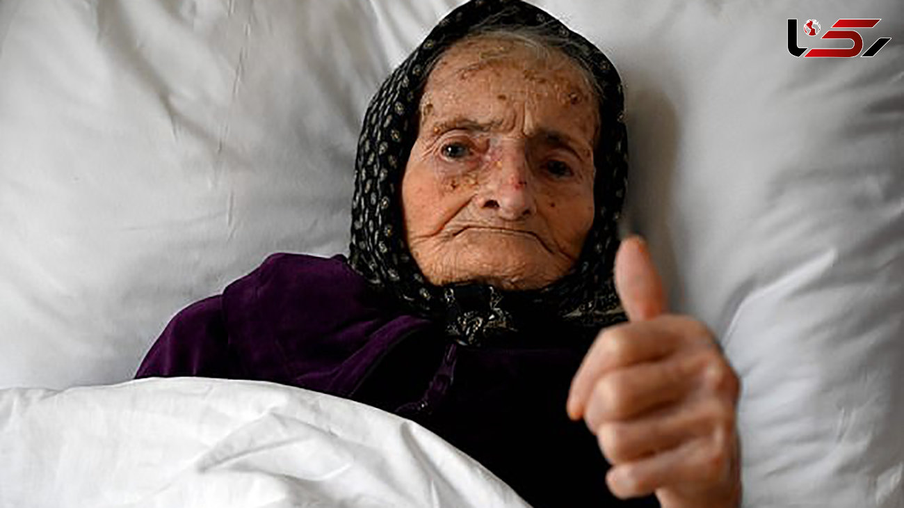 علامت پیروزی پیرزن 99 ساله به نشانه شکست کرونا + عکس