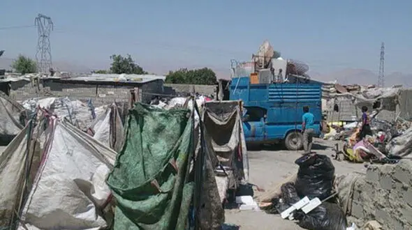خورده شدن انگشتان کودک زباله‌گرد کرج توسط موش! + عکس