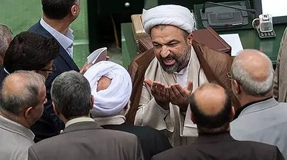 نماینده ای که بعد از بیانات رهبری، رئیس جمهور را با بنی صدر مقایسه می کند شایسته مجازات قضایی است! 