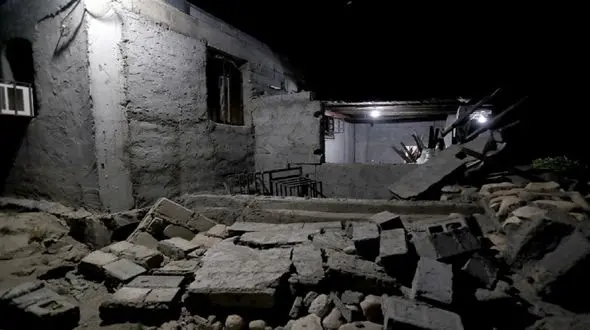 آشفتگی در کمک رسانی به زلزله زدگان هرمزگان / انسان هایی که چادر ندارند، دام هایی که چادر دارند + فیلم