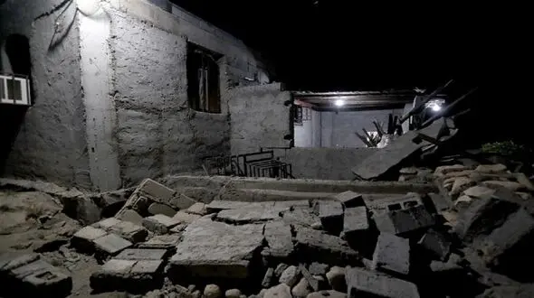 آشفتگی در کمک رسانی به زلزله زدگان هرمزگان / انسان هایی که چادر ندارند، دام هایی که چادر دارند + فیلم