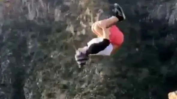 بازی مرگبار یک مرد در لبه پرتگاه + فیلم