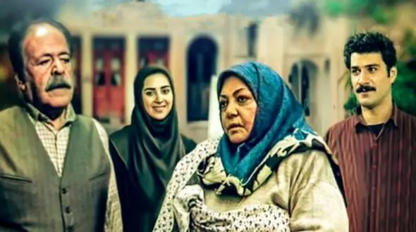 سفر به ایام قدیم:عکسی جذاب از پشت صحنه سریال پدر سالار که 32 سال از آن میگذره