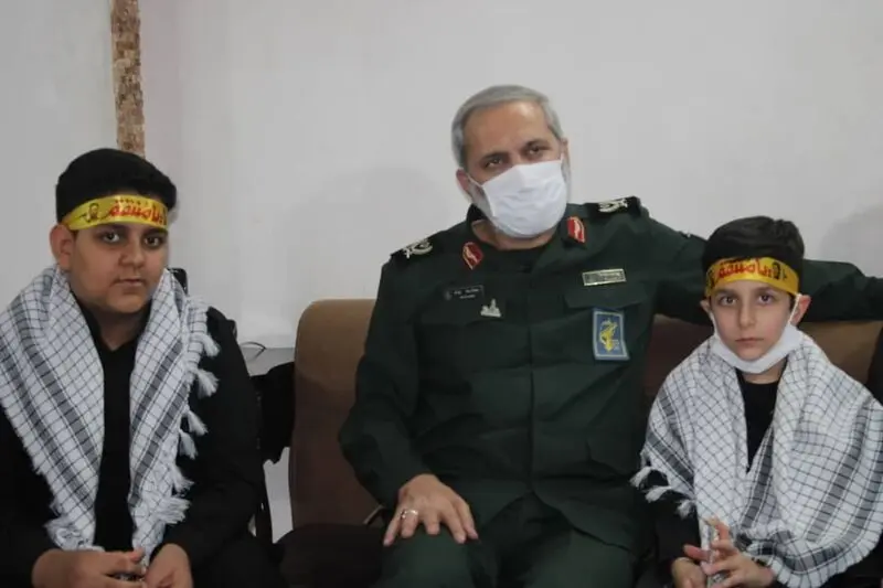 حضور سردار یزدی و حجت‌الاسلام ابوترابی فرد در منزل شهید امر به معروف شهید محمد محمدی 