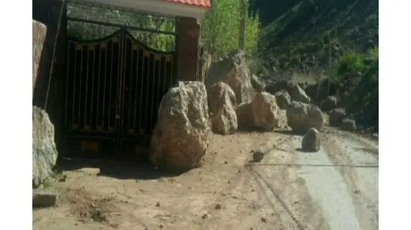 کوه در  فیروزکوه حرکت کرد! +عکس