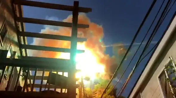  ترکیدن دو بادکنک منجر به انفجار کابل برق در خیابان شد + فیلم