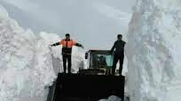 گردنه کوهین در قزوین با بارش برف و کولاک همراه است