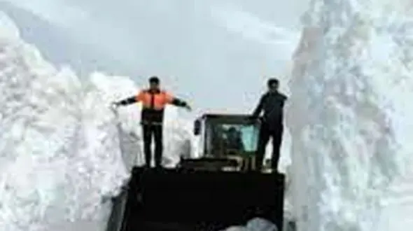 گردنه کوهین در قزوین با بارش برف و کولاک همراه است