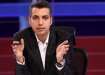 فیلم/ عادل فردوسی پور: من 10سال پیش رفته بودم مراسم ختم فامیلم  عمه خودم رو با یک خانوم دیگه اشتباه گرفتم بوسیدمش شوهر و بچه هاش چپ چپ نگام کردن منم بی خبر